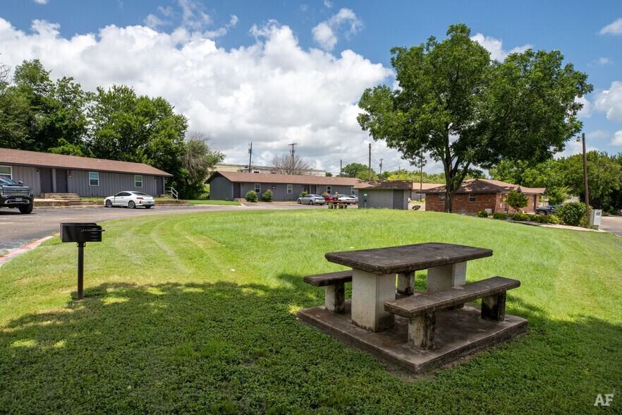 2827 Cedar Circle - Photo 2 of 7