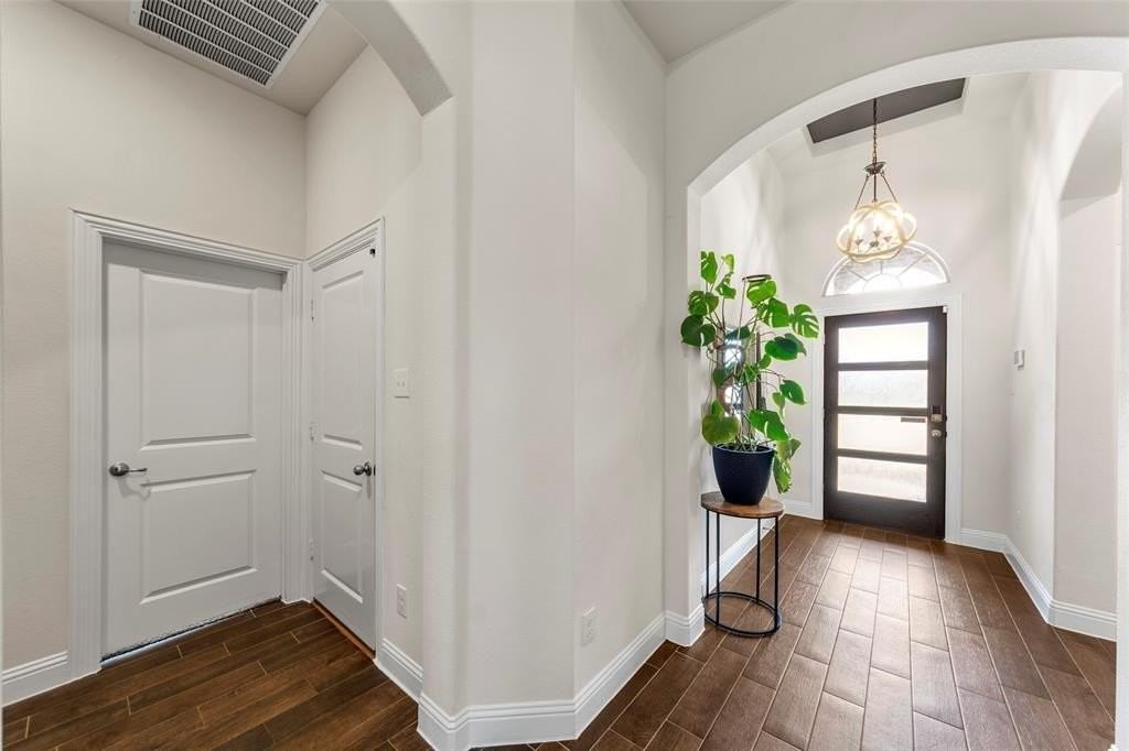 10701 Klondike Ln - Photo 4 of 32