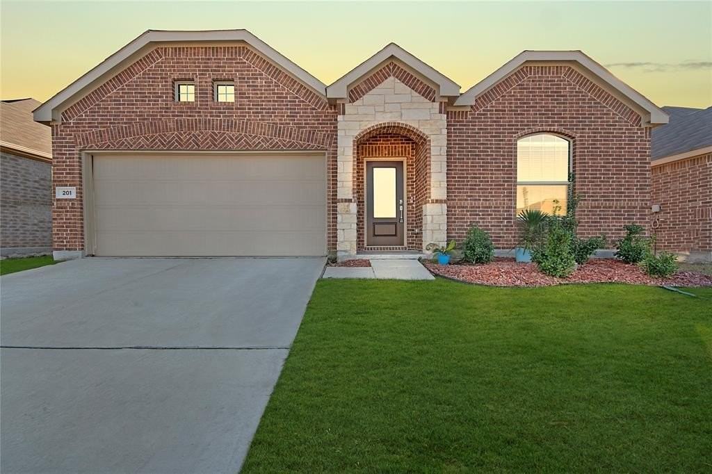 201 Wyndemere Ln - Photo 3 of 27