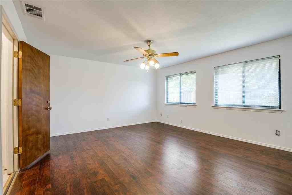 1701 Midcrest Dr - Photo 5 of 24