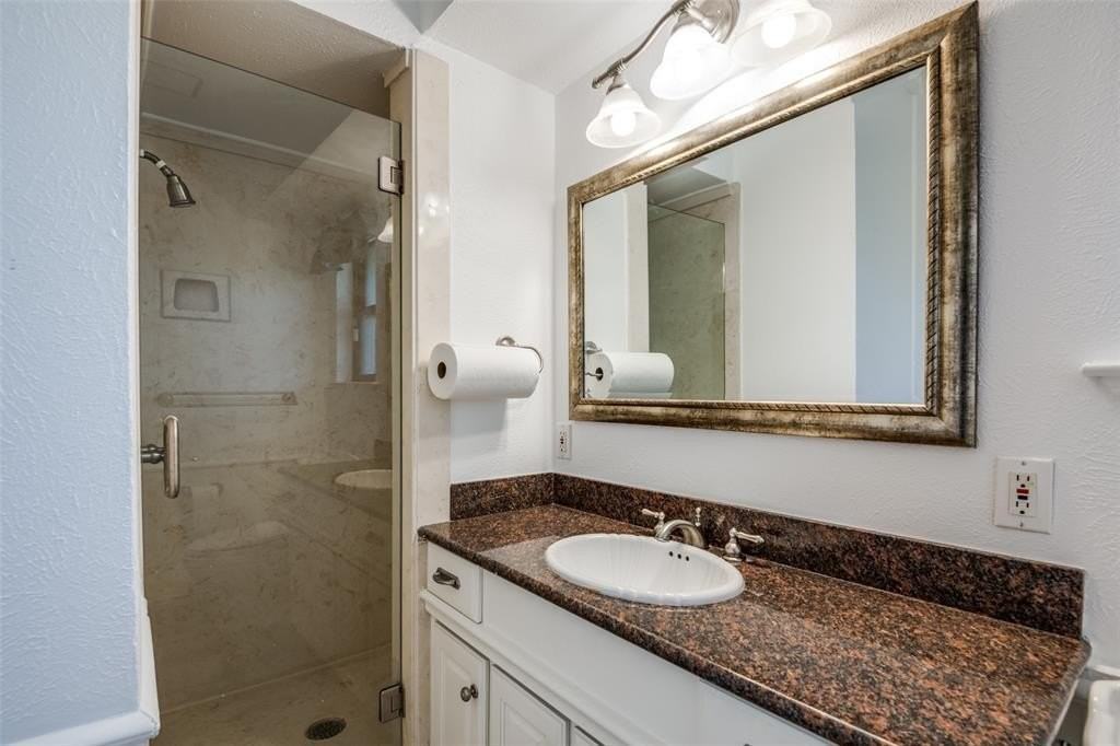 1701 Midcrest Dr - Photo 7 of 24