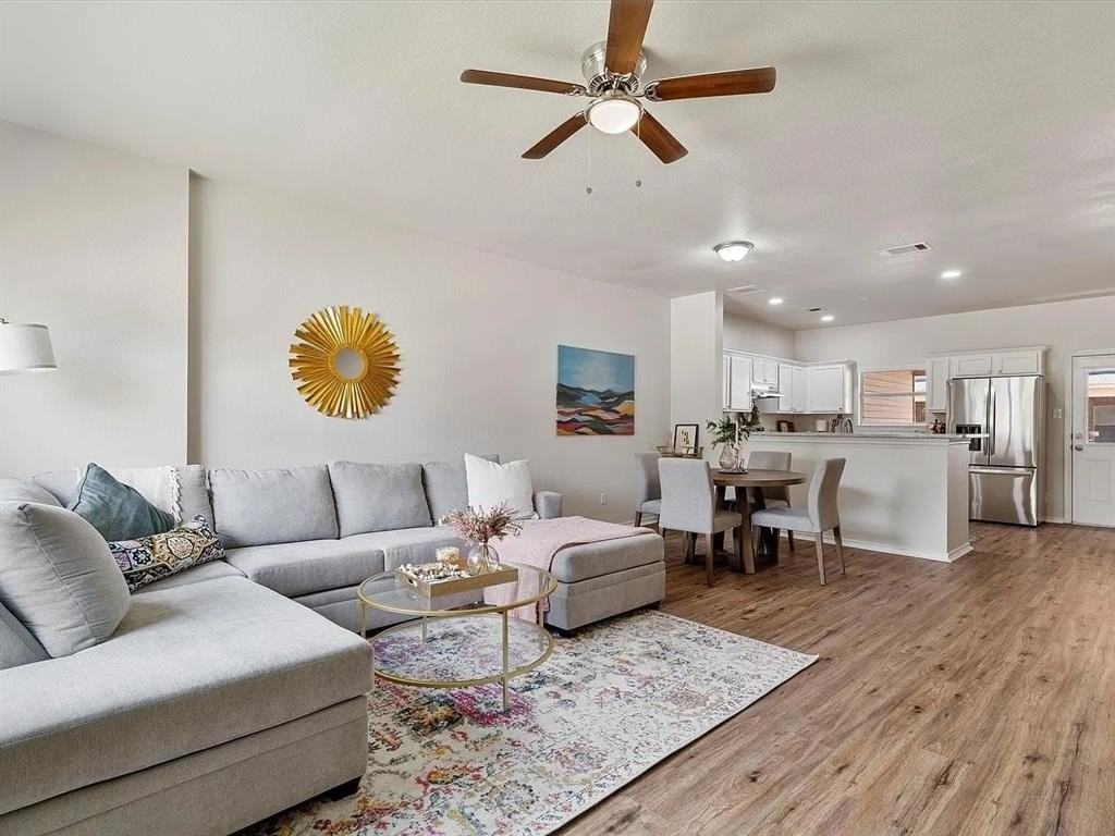 2305 Homewood Ln - Photo 3 of 12