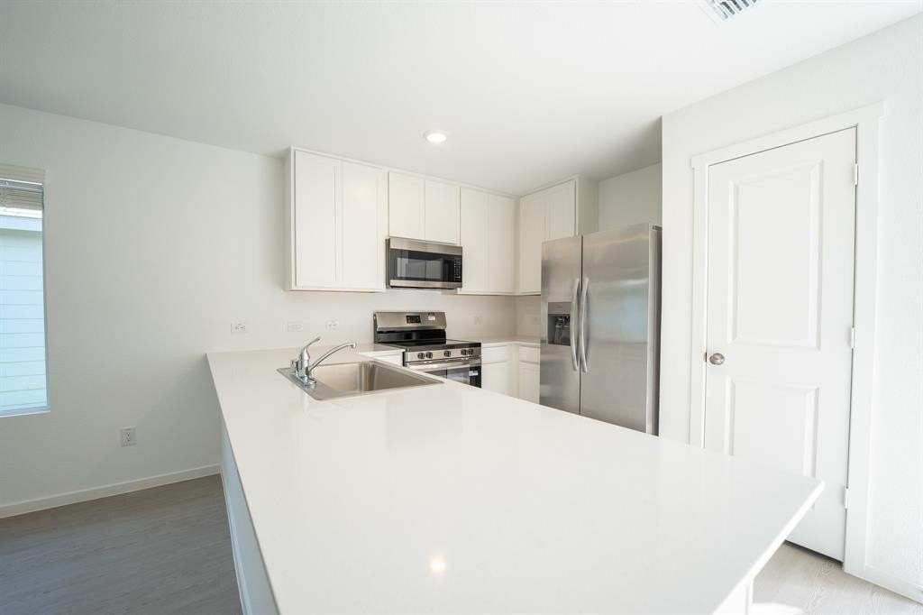 407 Shearwater Ave - Photo 4 of 11