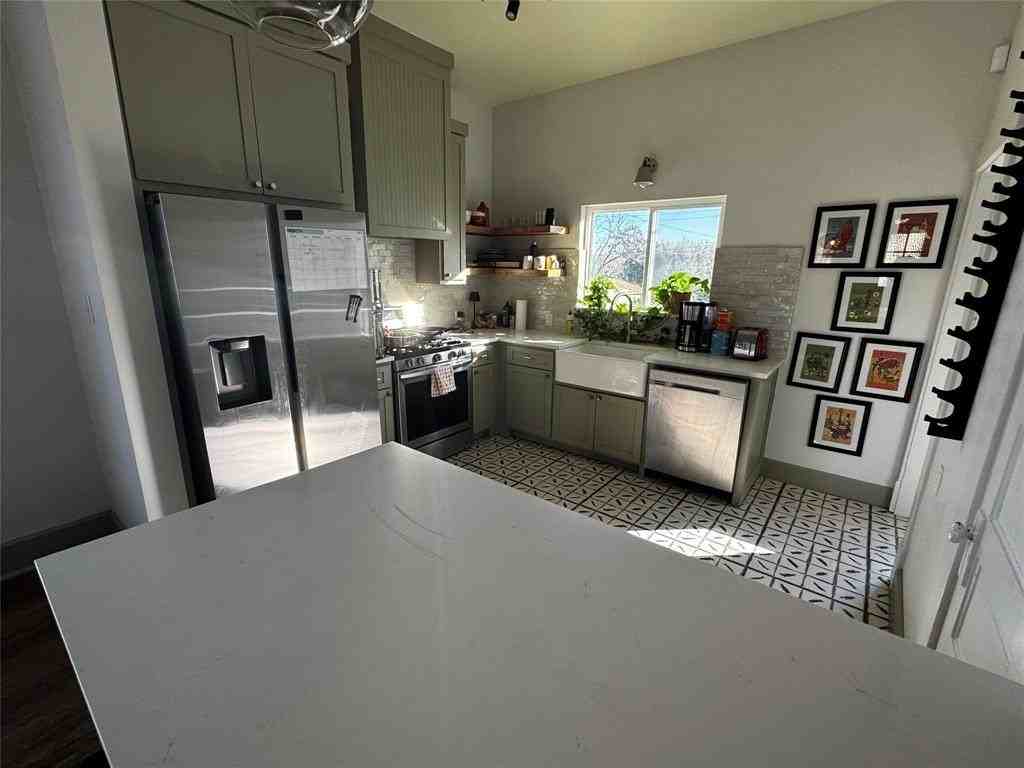 1802 Seevers Ave - Photo 6 of 24