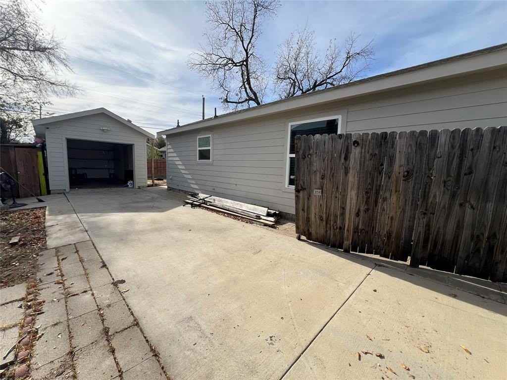 914 Irma St - Photo 2 of 12