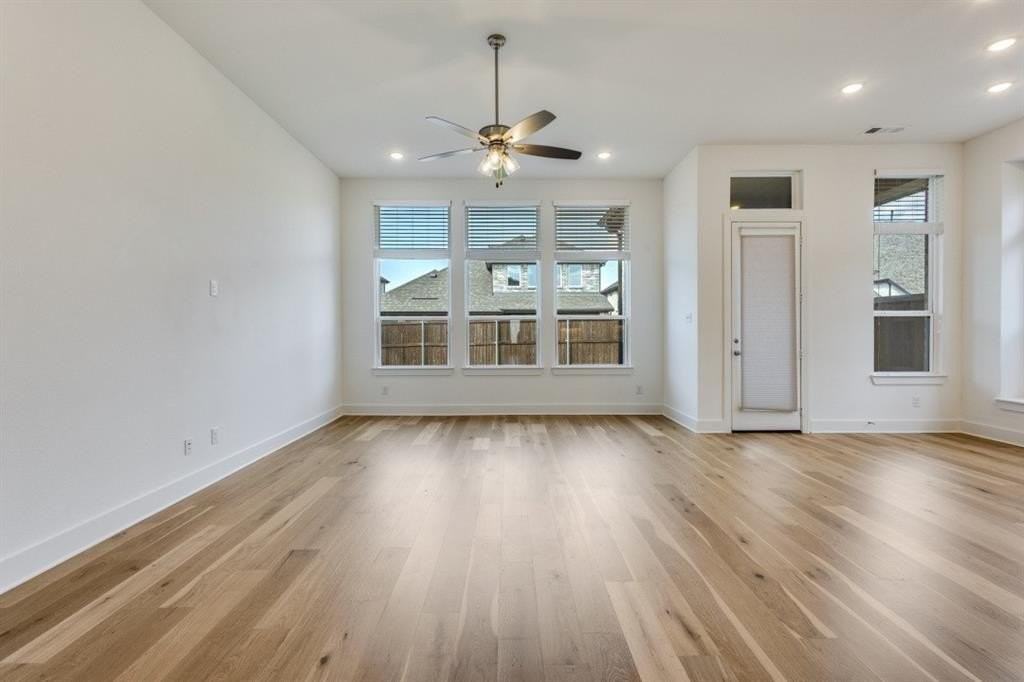 1704 Hydrangea Ln - Photo 4 of 25