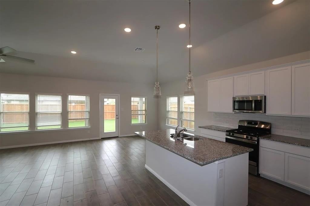 13068 Yellowstone Way - Photo 2 of 21