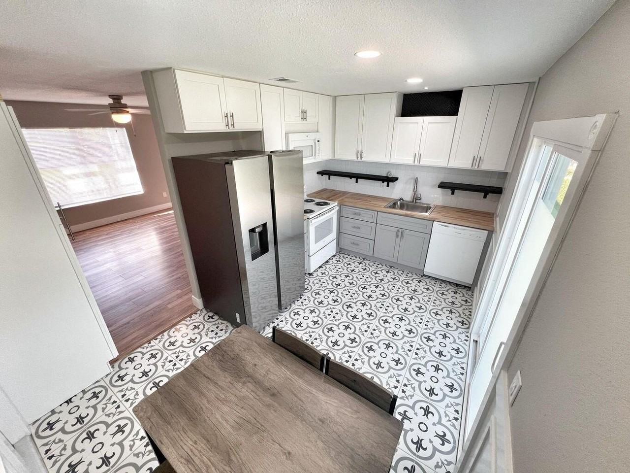 271 Nw Archer Ave - Photo 3 of 12