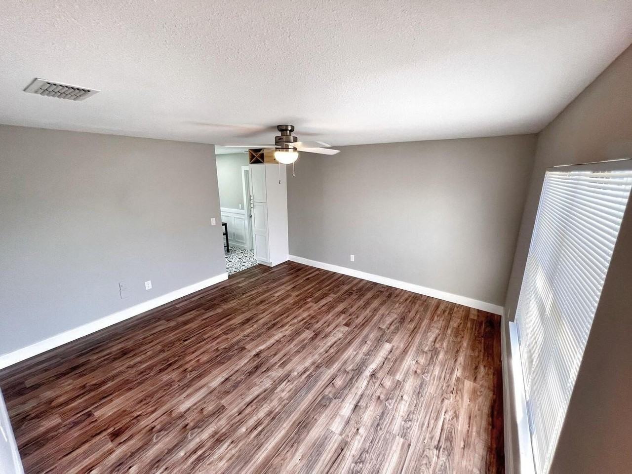 271 Nw Archer Ave - Photo 4 of 12