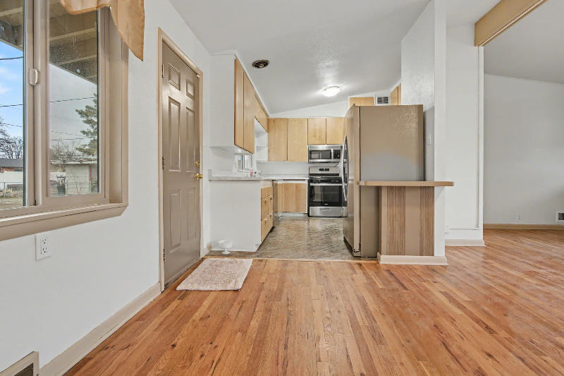 450 Elm Ct - Photo 4 of 20