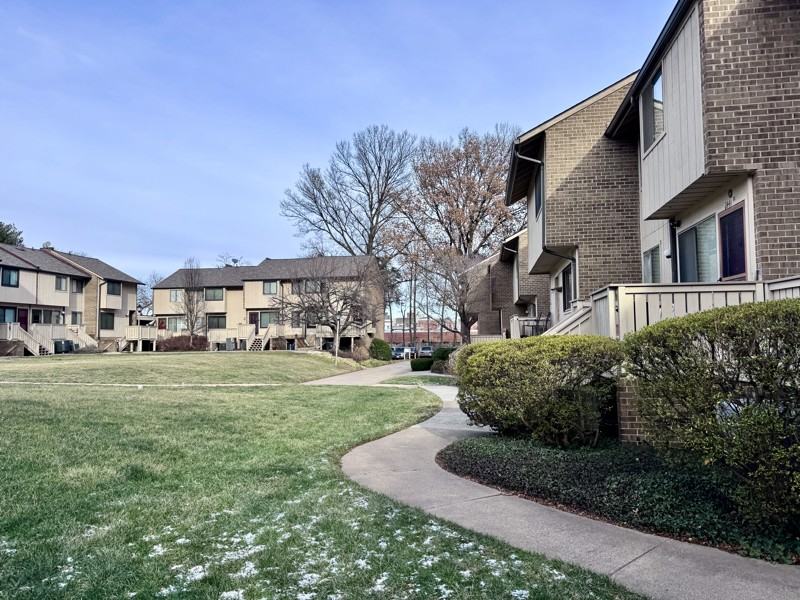 2440 Glengyle Dr #240 - Photo 4 of 39