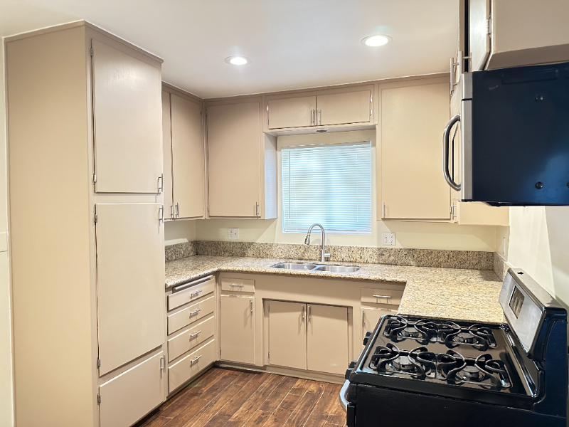 407 W 6th St #A - Photo 7 of 14