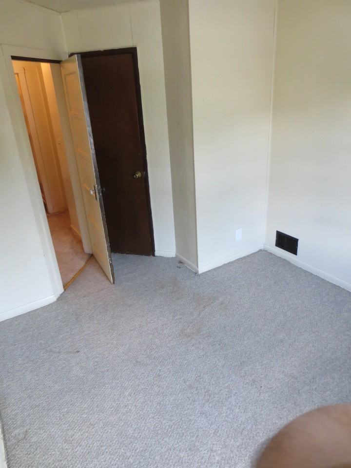 339 Hemlock Dr - Photo 4 of 7