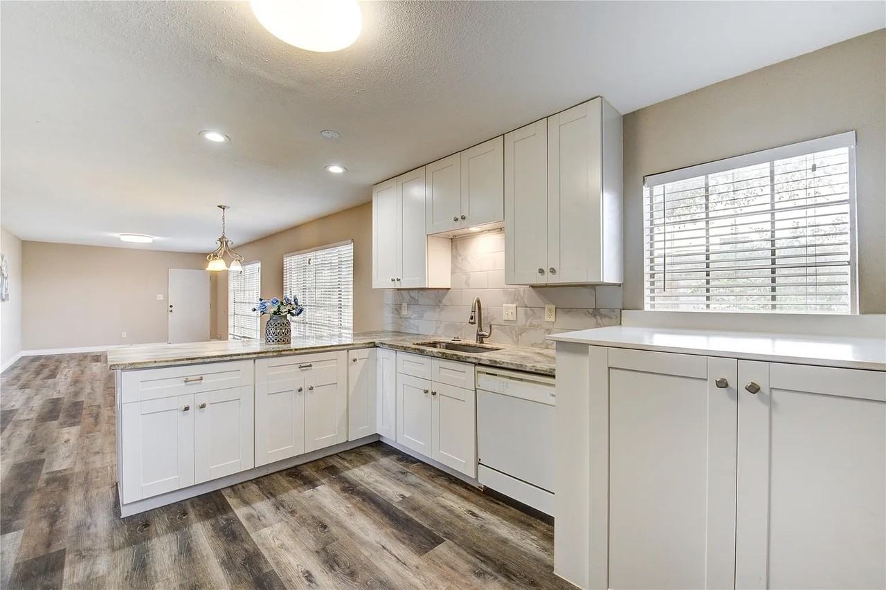 2101 Fountain View Dr #B - Photo 5 of 21