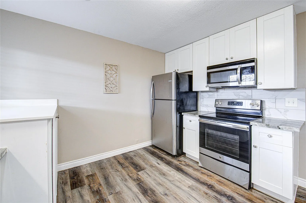 2101 Fountain View Dr #B - Photo 6 of 21