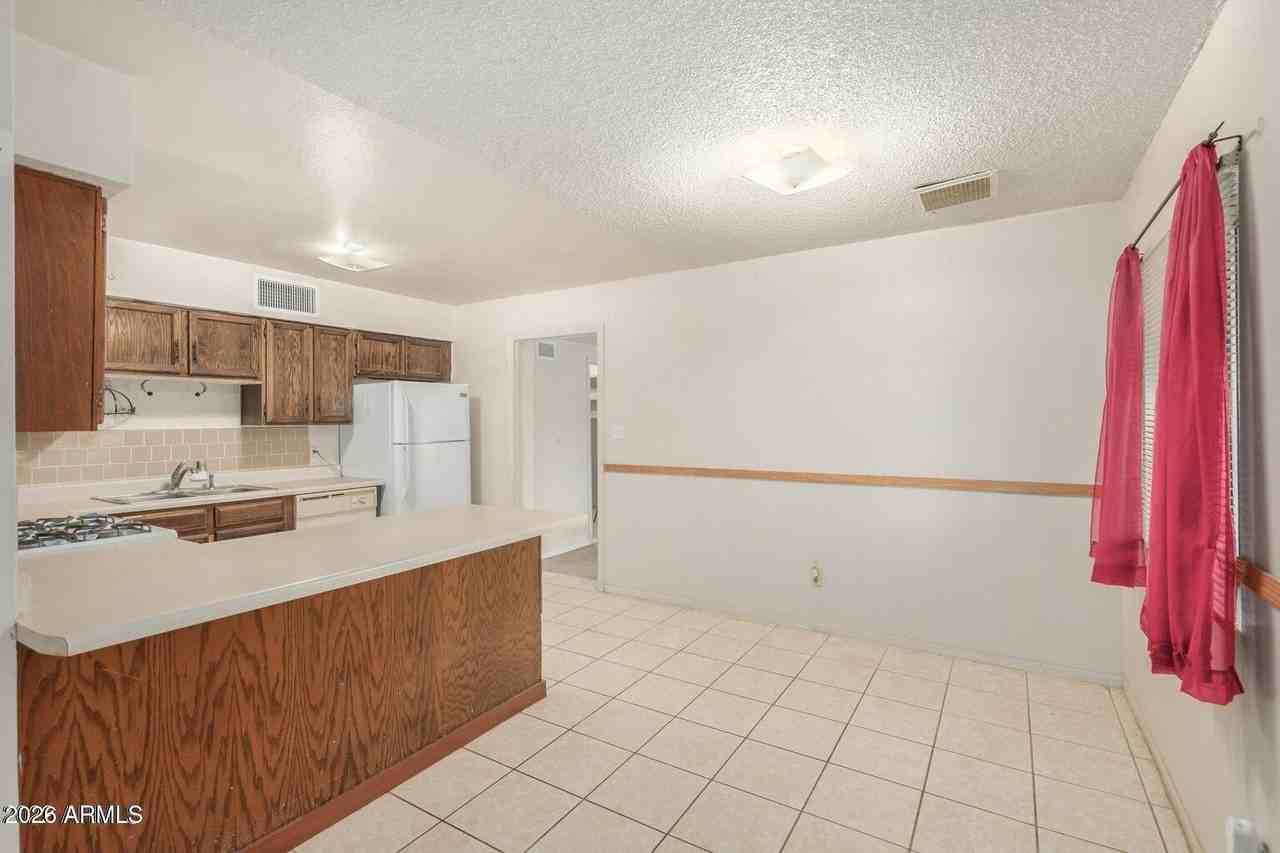 516 W 9th St - Photo 4 of 15