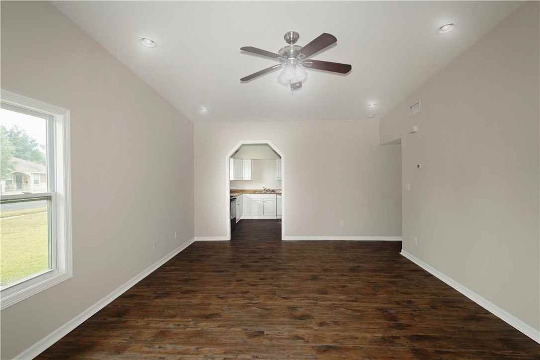 3805 Lincoln St - Photo 4 of 30