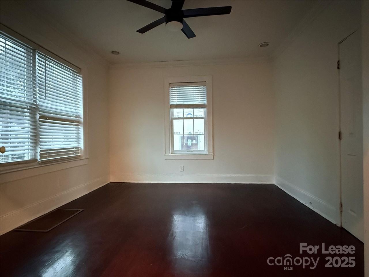 424 Woodvale Pl - Photo 3 of 10