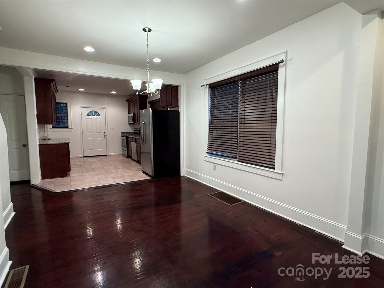 424 Woodvale Pl - Photo 4 of 10