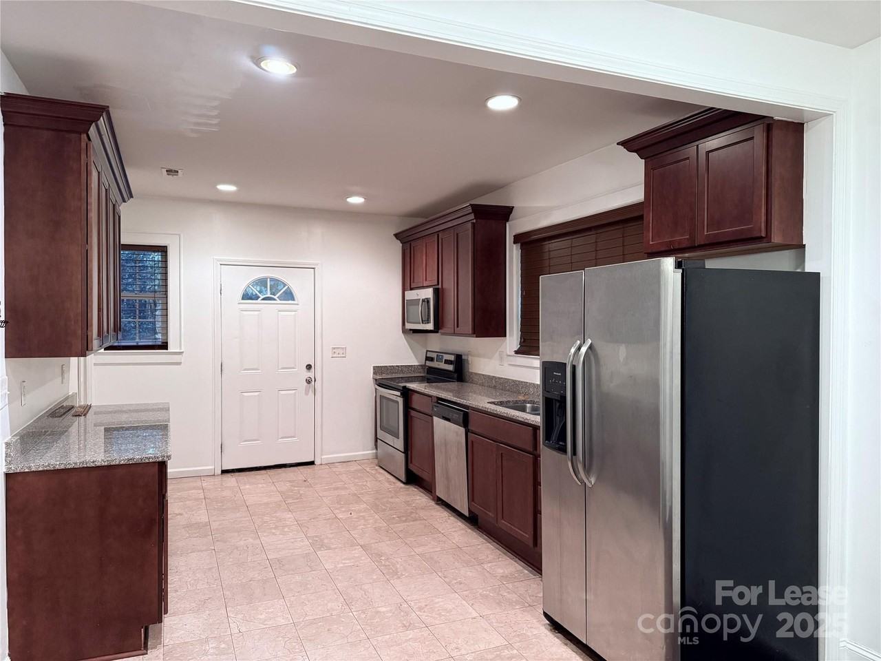 424 Woodvale Pl - Photo 5 of 10