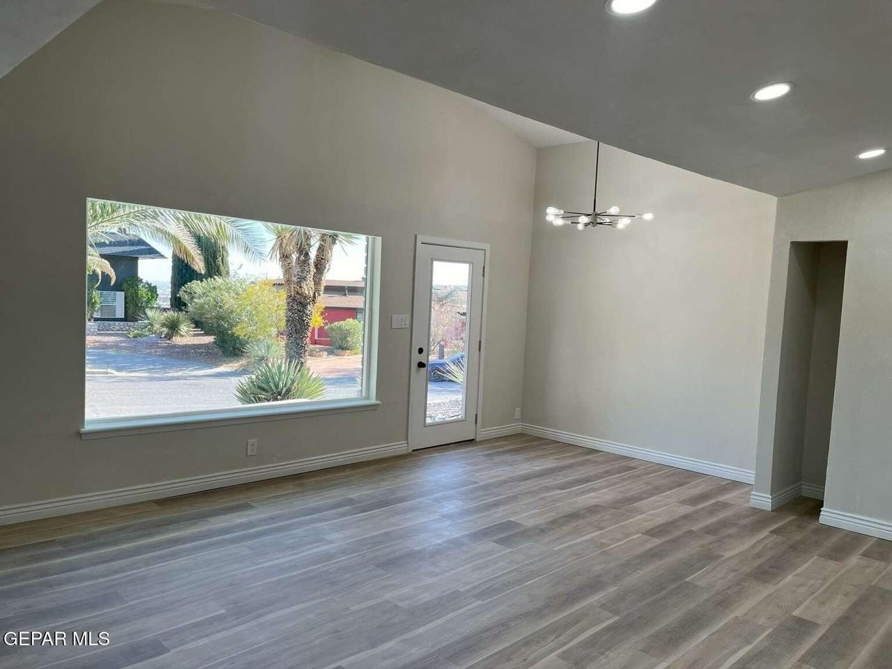 1505 Rocky Bluff Dr - Photo 2 of 6