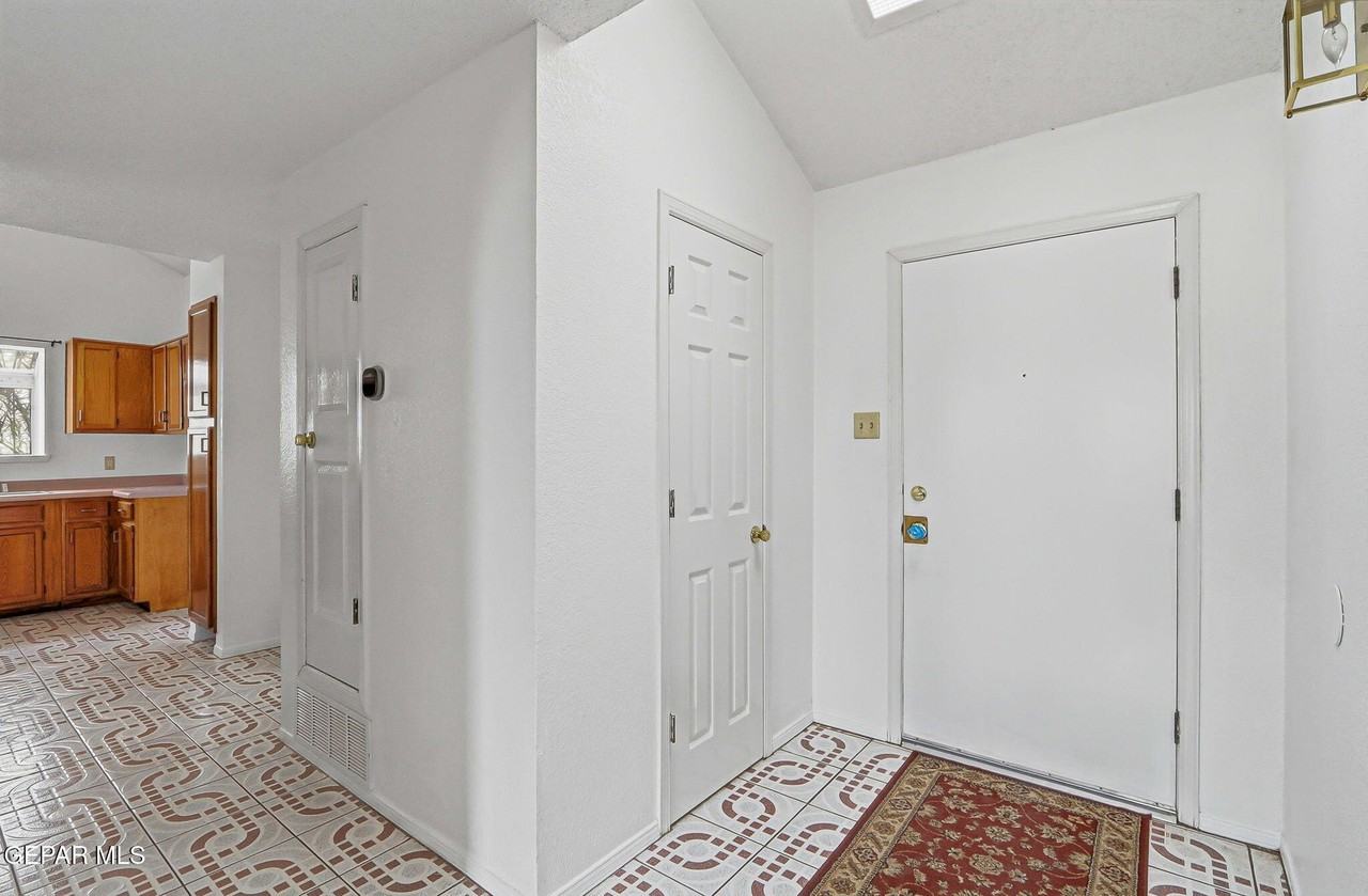 905 Mark Wallace Ln - Photo 4 of 37