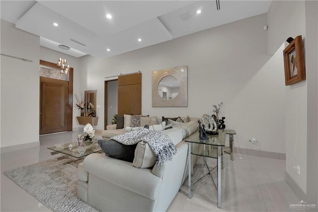 5012 W Sycamore Ave - Photo 3 of 28