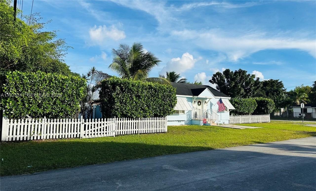 3927 Sw 64th Ave - Photo 2 of 20