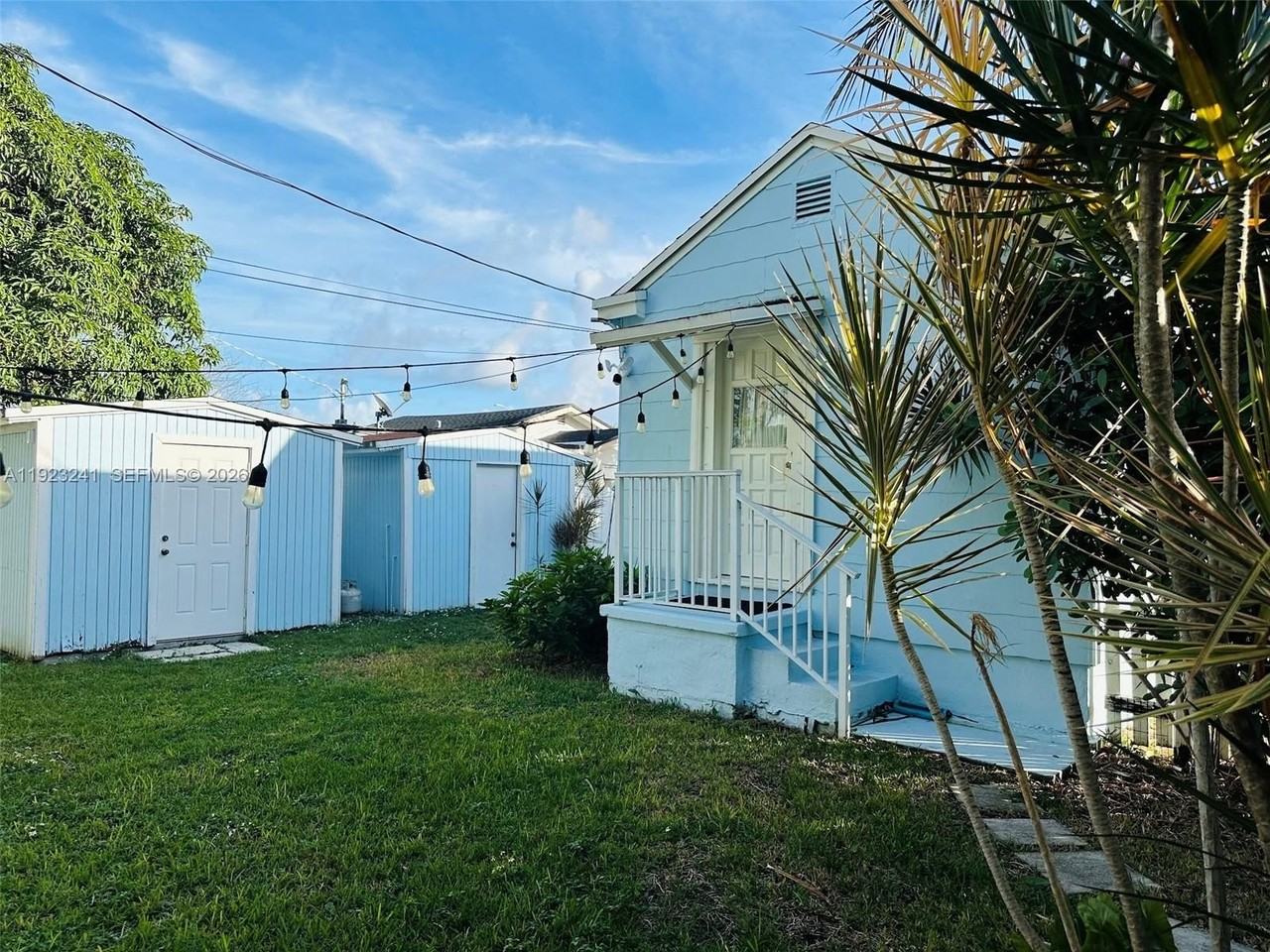 3927 Sw 64th Ave - Photo 3 of 20