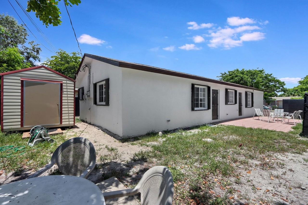 350 Ne 25th Ct #B - Photo 3 of 8