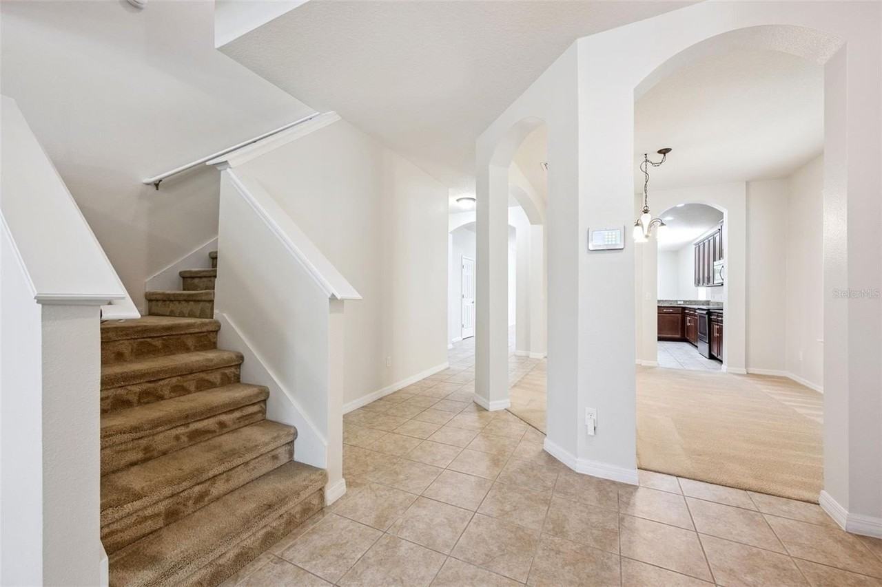 1310 Oakcrest Ct - Photo 4 of 38