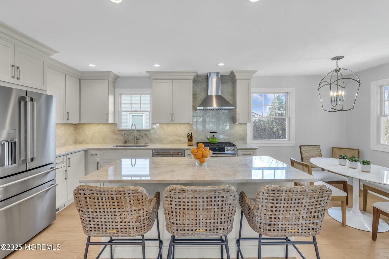 611 Saint Clair Ave - Photo 5 of 22