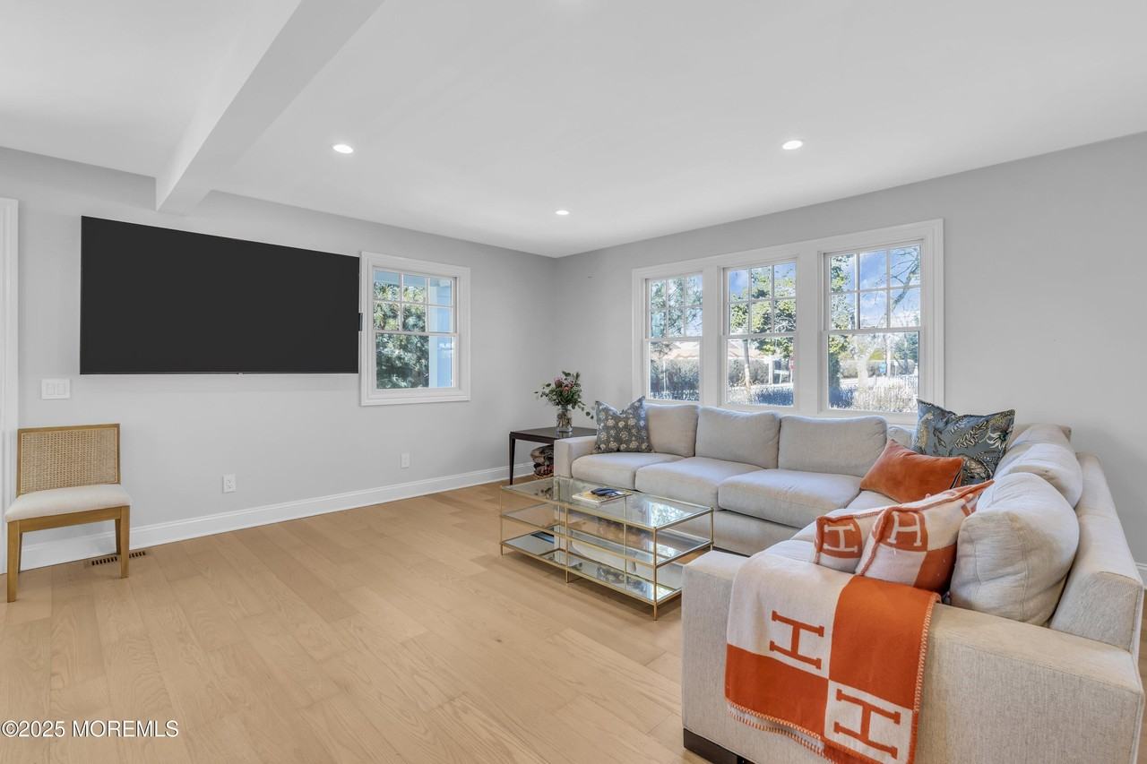 611 Saint Clair Ave - Photo 7 of 22