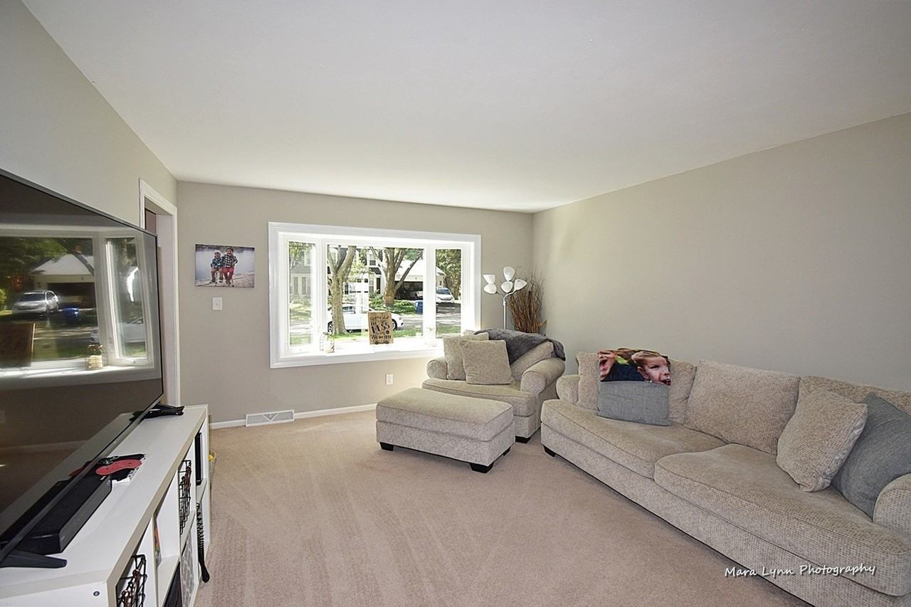 9 S Northampton Dr - Photo 6 of 32