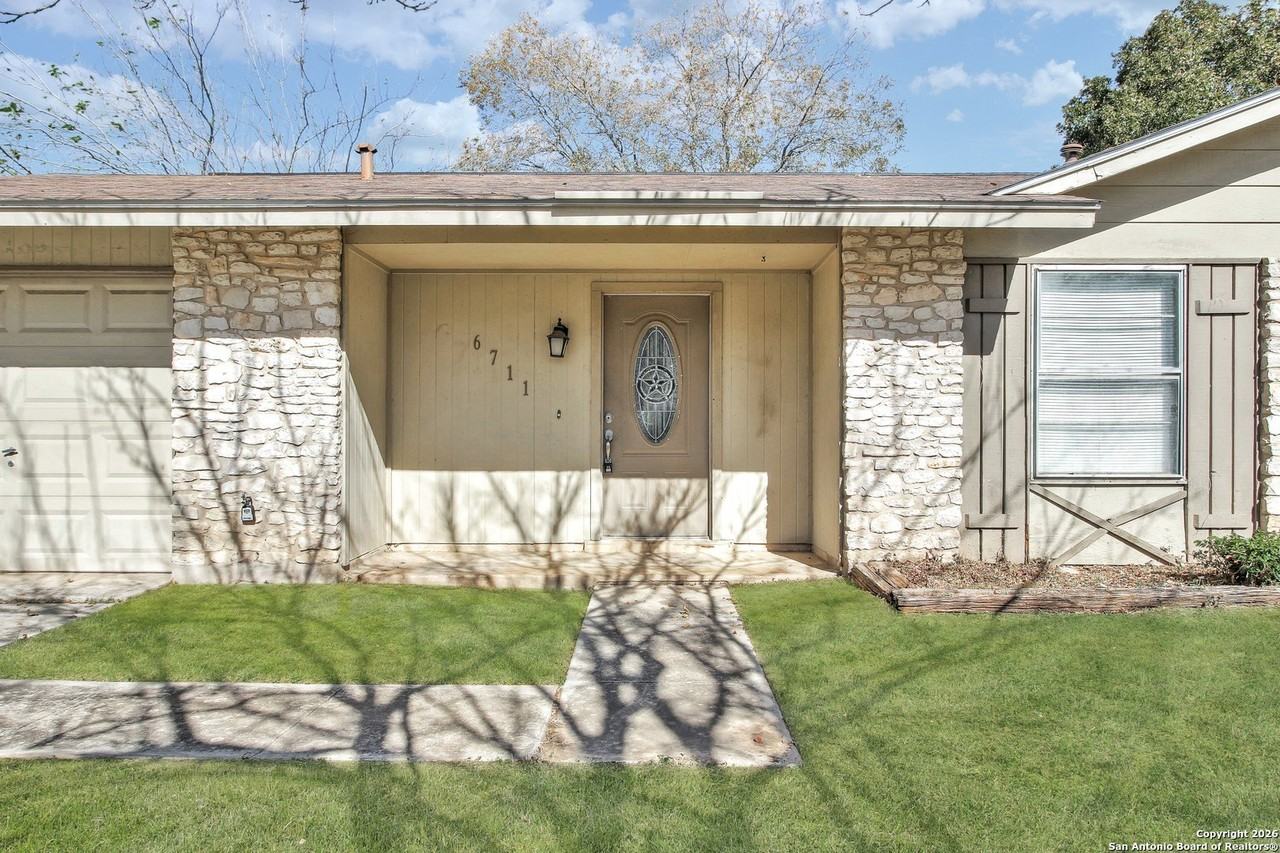 6711 Spring Hollow Dr - Photo 3 of 23