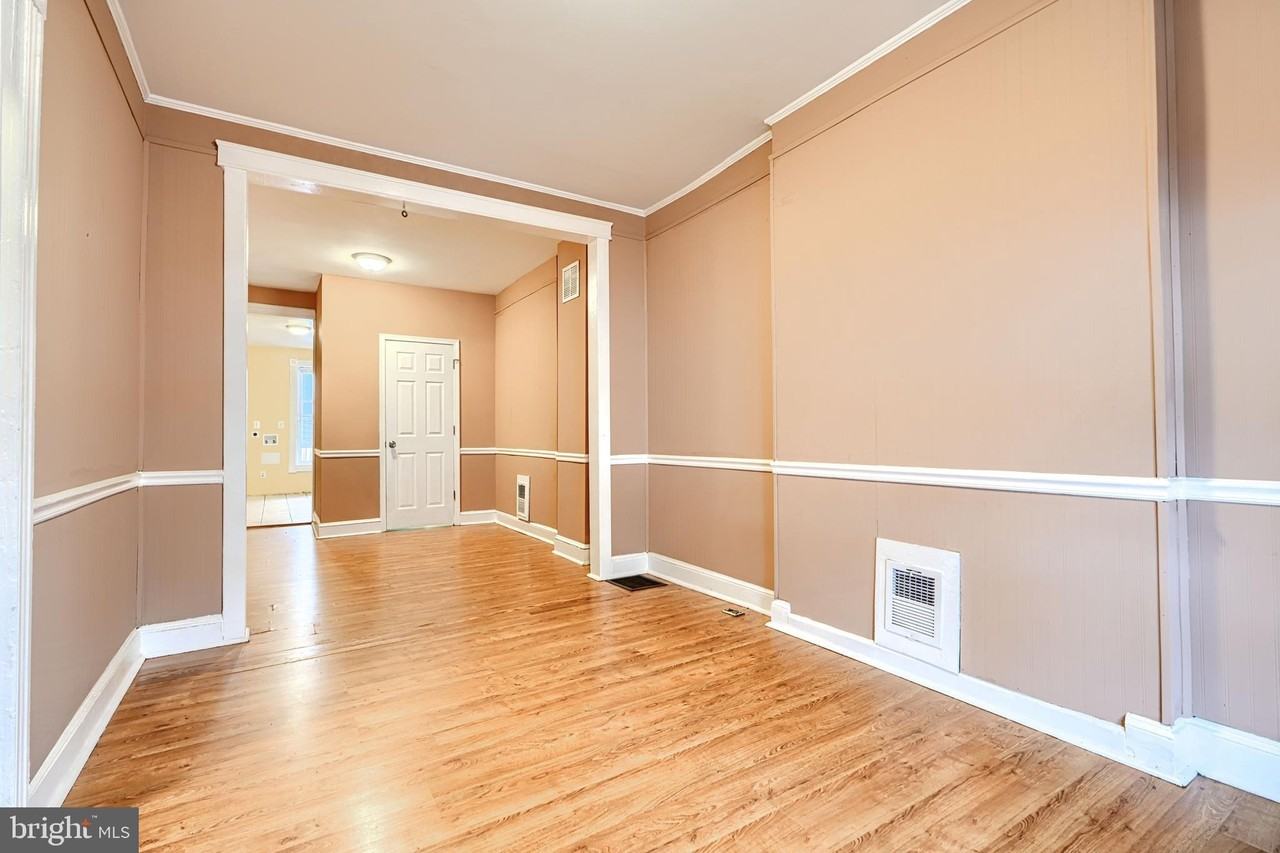 2715 E Monument St - Photo 4 of 35