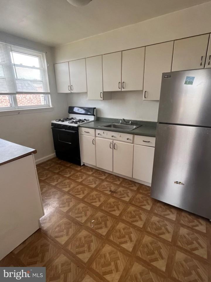 914 E Sharpnack St 2nd Fl #2ndFL - Photo 6 of 6