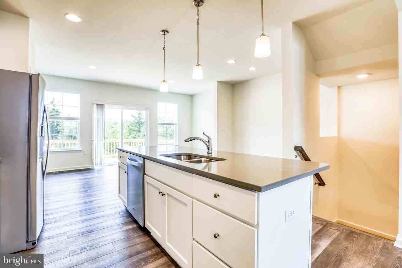 102 Metcalf Ter - Photo 7 of 27