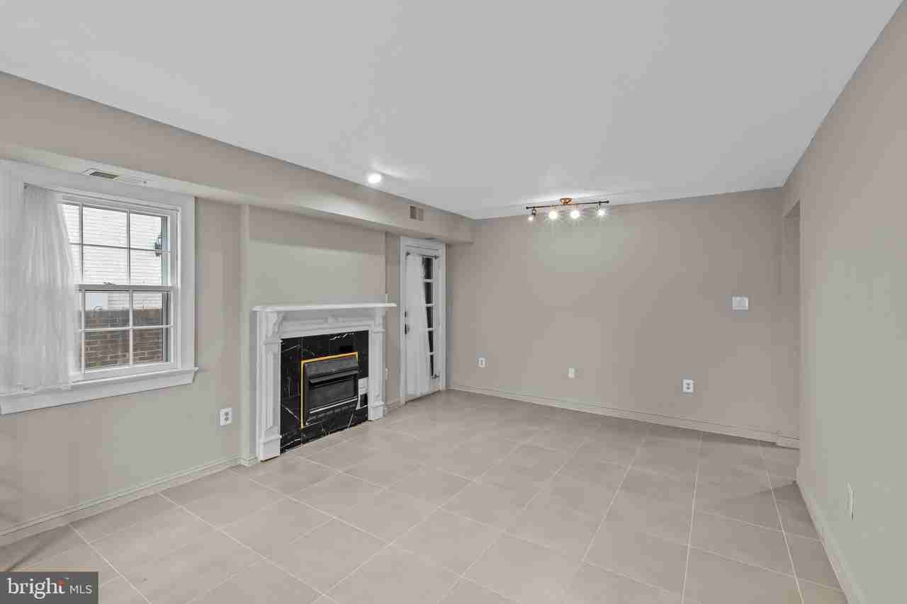 810 Queen St ##1 - Photo 5 of 32