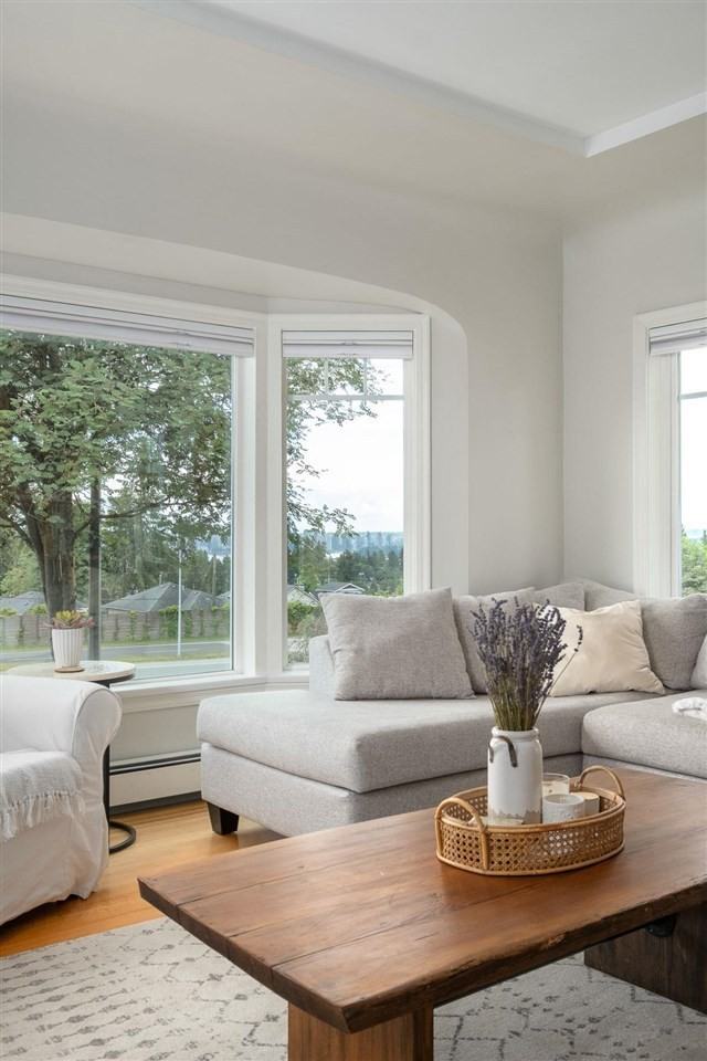 214 25th Street West - Photo 4 of 11