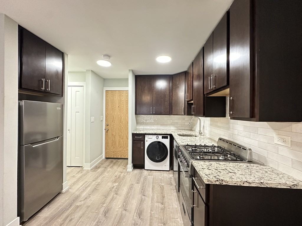 445 W Barry Ave #418 - Photo 2 of 21