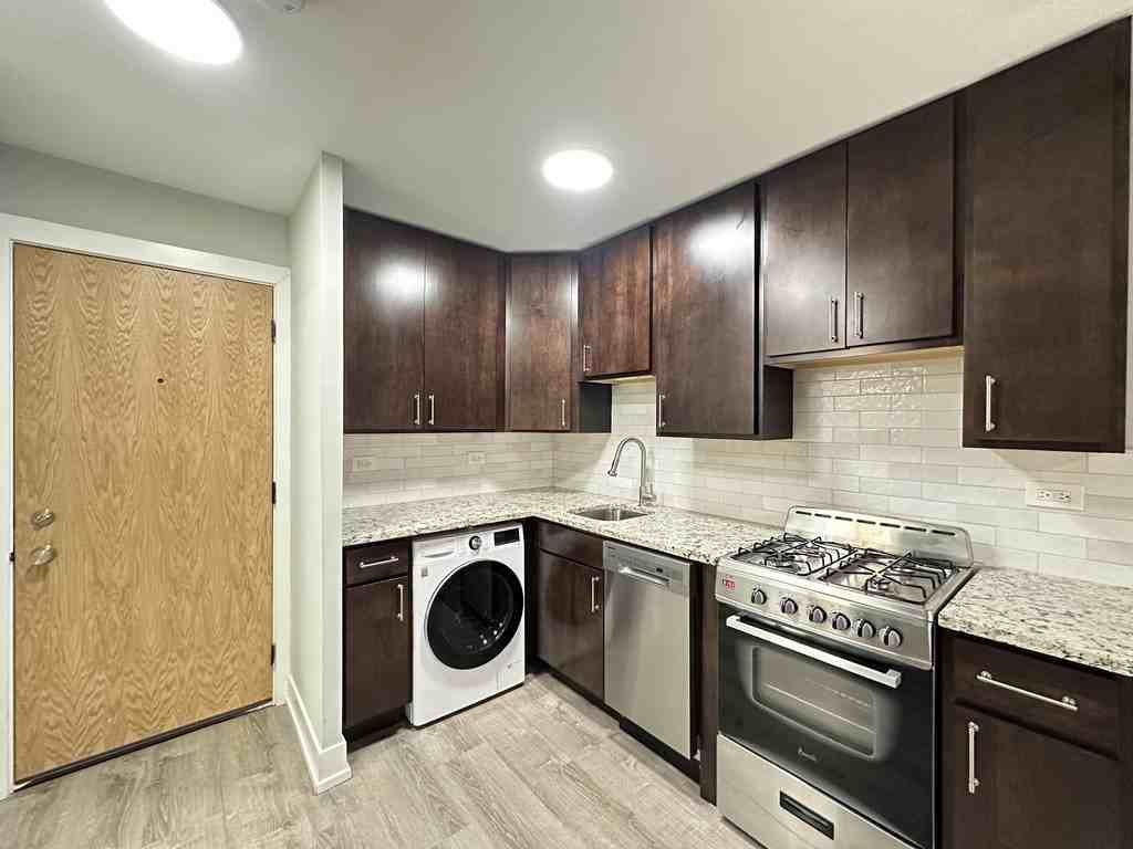 445 W Barry Ave #418 - Photo 3 of 21