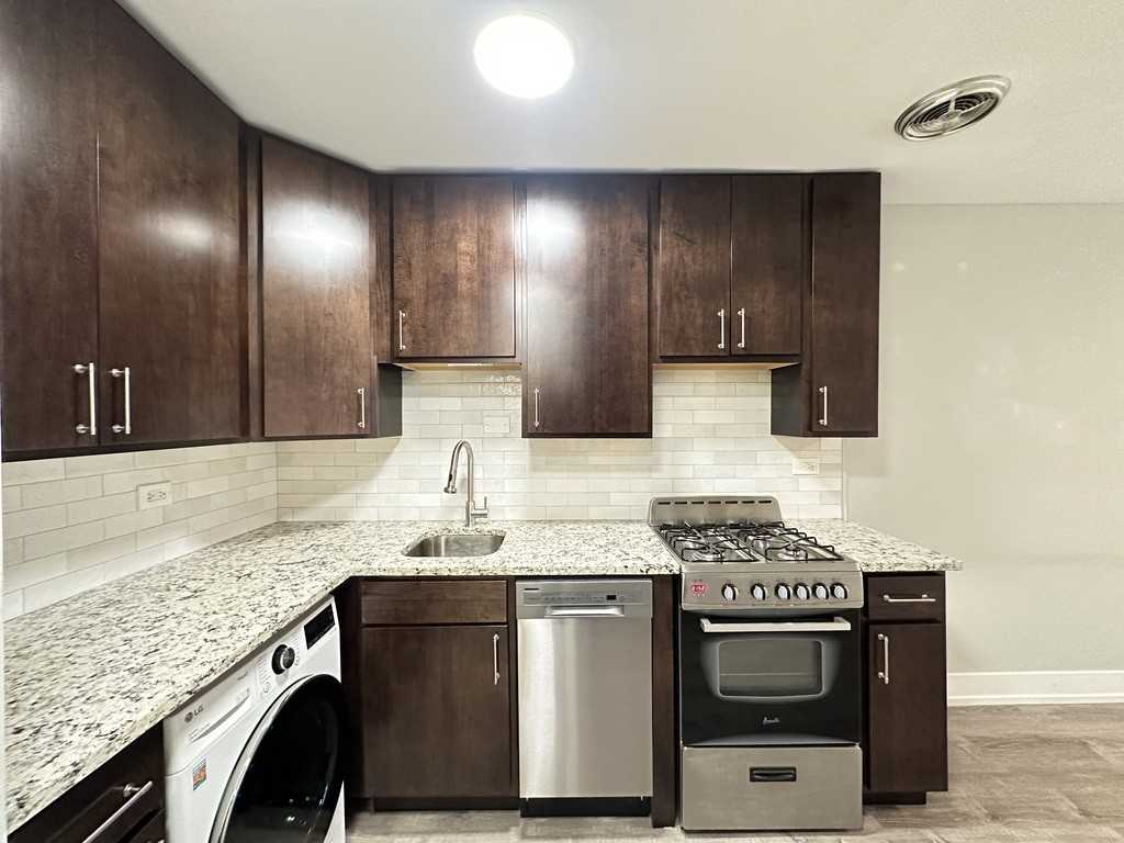 445 W Barry Ave #418 - Photo 4 of 21