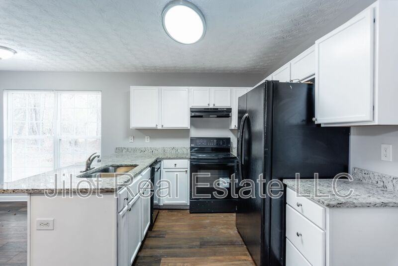 218 Matthew Ln - Photo 2 of 32