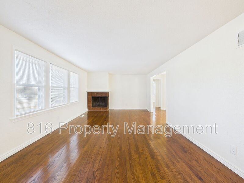 8203 E 53rd St - Photo 5 of 33