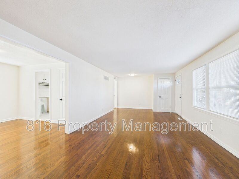 8203 E 53rd St - Photo 6 of 33