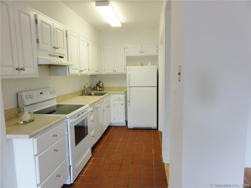 500 Newfield Ave - Photo 4 of 7