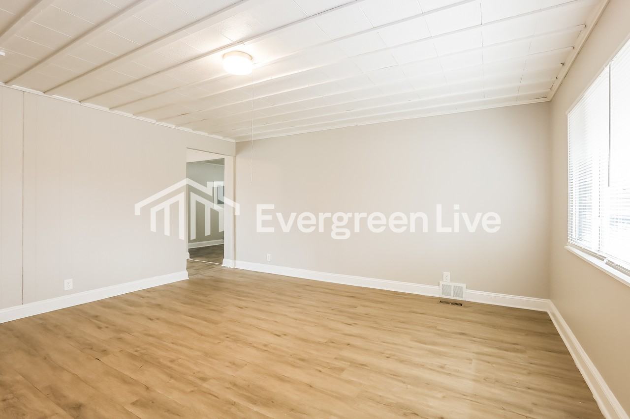 8816 Montery Ct - Photo 3 of 15