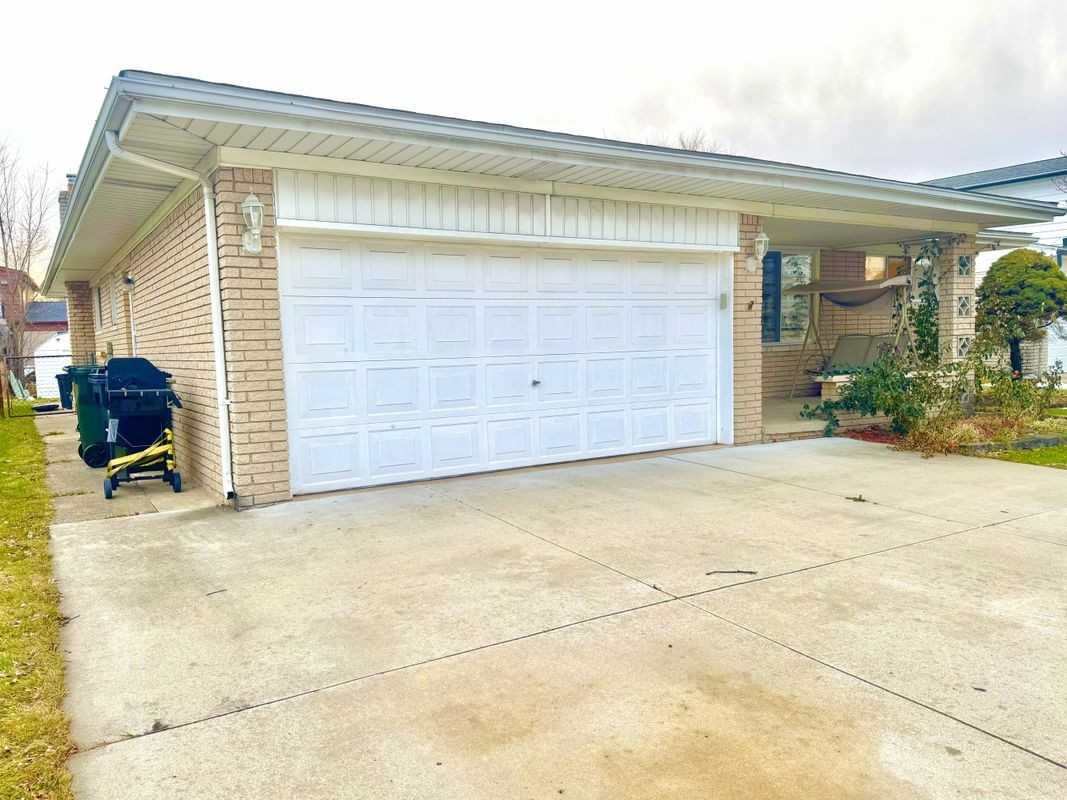 2868 Groves Dr - Photo 2 of 42