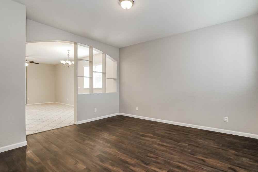 11170 W Holly St - Photo 4 of 16